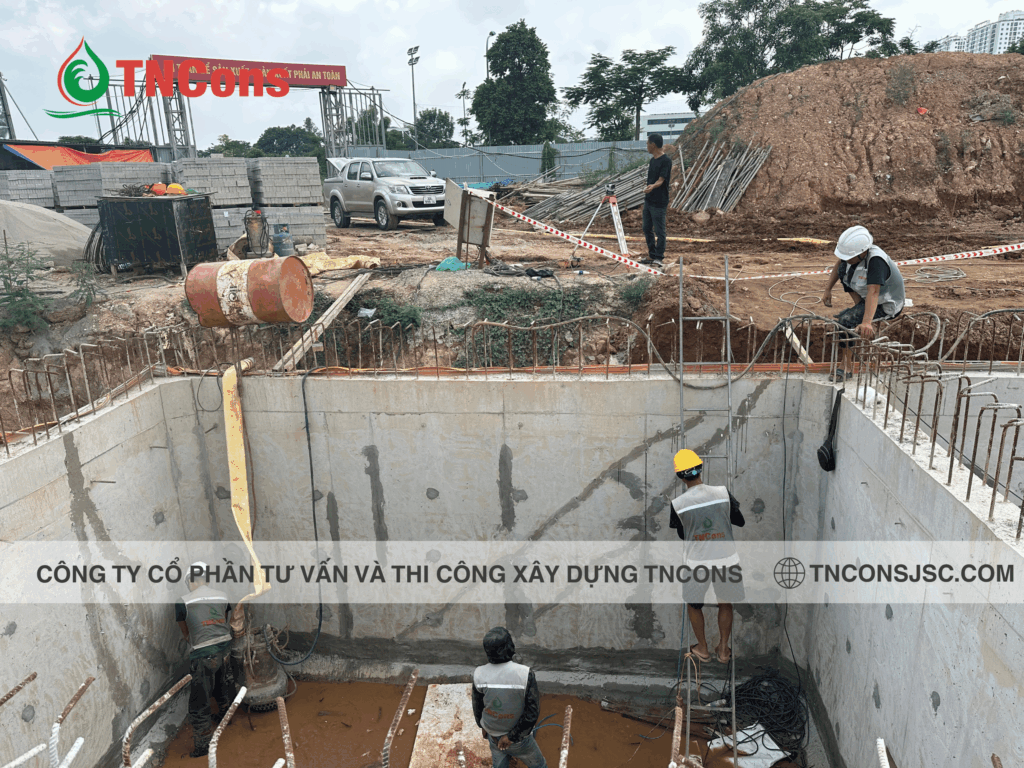 Công nhân thực hiện kỹ thuật chống thấm công trình